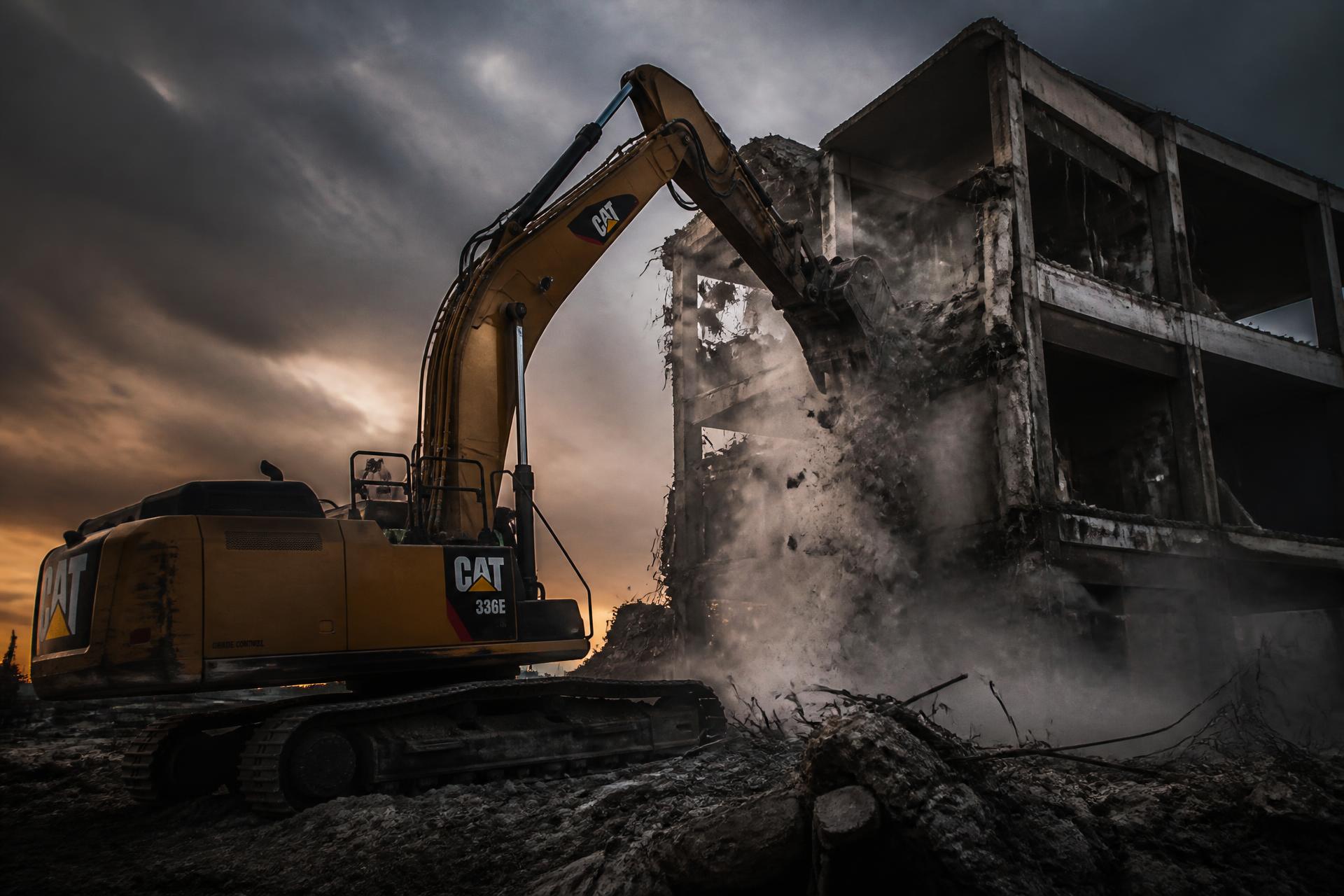 Bontógép egy betonépület bontása közben